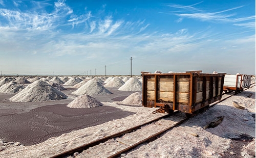 DY移動(dòng)帶式輸送機(jī)主要特點(diǎn):采用高精度，硬具面齒輪，其承載能力高，(比軟具面具輪提高2-3倍)；壽命長(zhǎng)(可達(dá)10年)；結(jié)構(gòu)聚湊，占地面積小(可減少50%以上)；重時(shí)輕，體積小(可降低50%)；尤其是垂直傳動(dòng)結(jié)構(gòu)形式，更適于煤礦井下礦山運(yùn)輸機(jī)械上使用。DY型移動(dòng)式膠帶輸送機(jī)是一種工效高， 實(shí)用，機(jī)動(dòng)性好的連續(xù)輸送裝卸設(shè)備。主要用于裝卸地點(diǎn)經(jīng)常變更動(dòng)的場(chǎng)所，如：港口、碼頭、車站、煤場(chǎng)、倉庫、建筑工地、